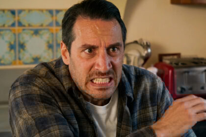 Να μ’ αγαπάς επεισόδια: Ο Μάκης εκβιάζει τους Καλλιγάδες και πουλάει το νεφρό του χρυσάφι!