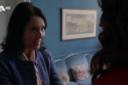 Άγιος έρωτας εξελίξεις: Η Σμαρώ εισβάλλει στο σπίτι της Θάλειας και διαλύει τη Σοφία – «Εδώ θα πληρώσεις για όλα!»